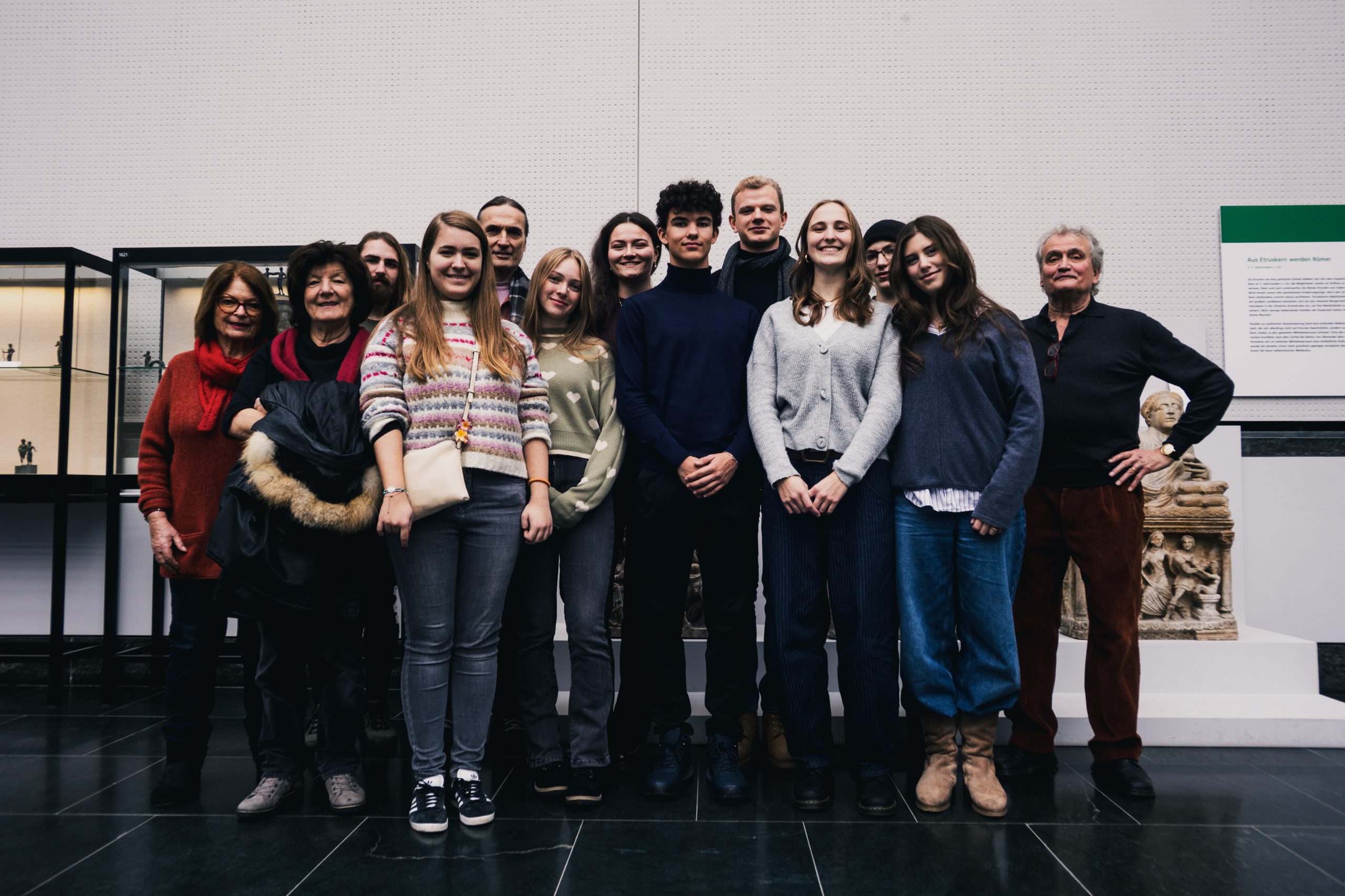 Mitglieder vor der Antikensammlung